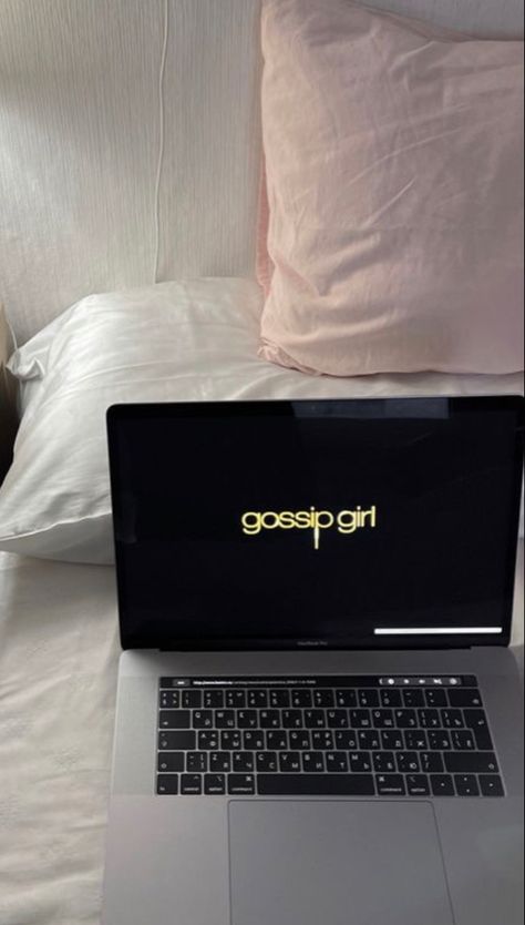 Gossip Girl Aesthetic Blair Waldorf, Waldorf Lifestyle, Gossip Girl Vibes, Gossip Girl Blair Waldorf, Blair Waldorf Aesthetic, Blair And Serena, Race Outfit, Gossip Girl Aesthetic, Gossip Girl Blair