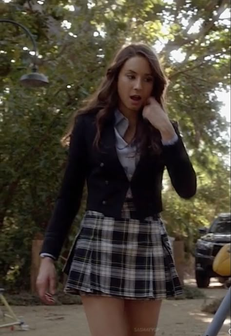 preppy spencer! Features a plaid skirt, chambray colored button up undeneath a shorter navy blazer buttoned up from waist to just under the chest Spencer Hastings Outfits, Pll Outfits, Pretty Little Liars Outfits, Plaid Skirt Outfit, Pretty Little Liars Fashion, Pll Fashion, School Uniform Fashion, Spencer Hastings, Tv Show Outfits