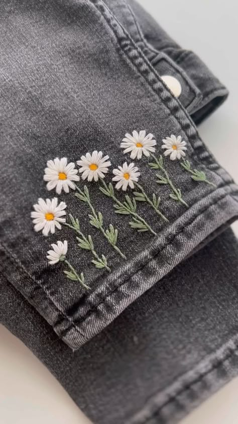 Embroidery Jeans Diy, Basic Hand Embroidery Stitches, Clothes Embroidery Diy, Clothes Embroidery, Denim Embroidery, Diy Embroidery Designs, Hand Embroidery Videos, Diy Embroidery Patterns, Basic Embroidery Stitches