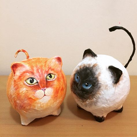 Cats paper mache Ceramic Cats, Paper Mache Projects, Paper Mache Animals, Paper Mache Clay, Paper Mache Sculpture, Paper Mache Art, Paper Mache Crafts, Papel Mache, Cat Crafts