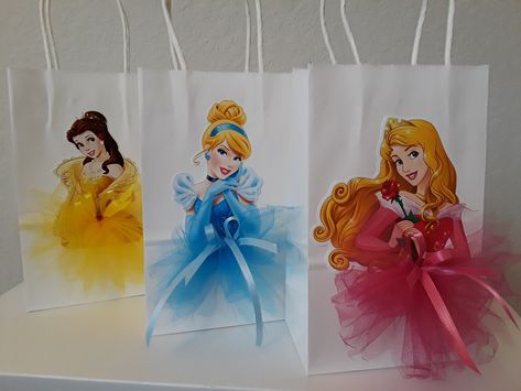 Princess Gift Bags Ideas, Princess Party Bags Diy, Disney Princess Candy Bags, Disney Princess Party Bags, Princess Party Gift Bags, Princess Party Favor Bags, Princess Birthday Centerpieces, Princess Gift Bags, Disney Princess Theme Party