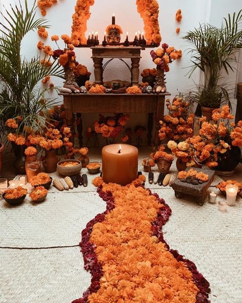 Mexican Ofrenda Ideas, Offrenda Table Ideas, Ofrenda Ideas Diy, Small Ofrenda Ideas, Ideas Dia De Muertos, Diy Ofrenda Alter, Small Ofrenda, Aesthetic Altar, Fall Altar