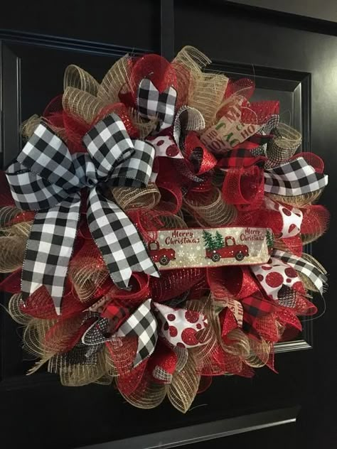 Red Truck Wreath, Outdoor Christmas Tree Decorations, Diy Christmas Decorations For Home, Truck Wreath, Diy Christmas Wreaths Ideas, Christmas Wreaths Ideas, Deco Mesh Christmas Wreaths, Outdoor Christmas Tree, Christmas Mesh Wreaths