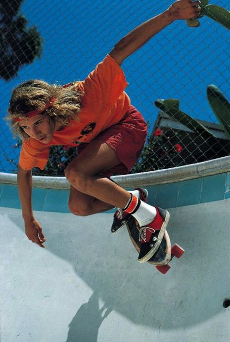 Tony Alwa Dogtown Style Tony Alva, Sneakers Drawing, Skate Photos, Skateboard Photography, Vintage Skateboards, Action Pose Reference, Anatomy Poses, Skate Style, Human Poses Reference