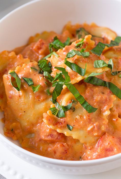 Ravioli with Creamy Sundried Tomato and Basil Sauce - this is an unforgettable pasta dish! So creamy with such and irresistible flavor! Ravioli Recipe, Sauce Pasta, Nice Recipes, Basil Sauce, Sundried Tomato, Cooking Classy, Pasta Dish, Minestrone, Tomato Basil