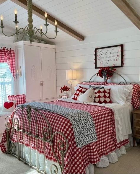 White Cottage Bedroom, Red White Decor, Cozy Small Bedrooms, Western Bedroom Decor, Primitive Home Decor, Guest Room Design, Holiday Room, Boho Style Bedroom, Cottages And Bungalows