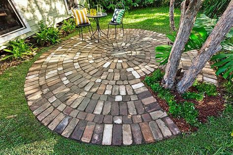 Instead of pouring concrete around the fire pit? Circular Paving, Laying Brick, Paver Ideas, Trees Diy, Brick Laying, Brick Patio, Brick Paving, Cheap Backyard, Brick Garden