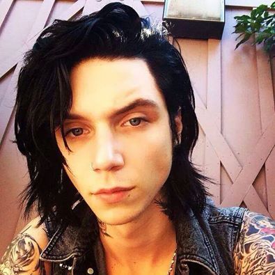 I miss that long hair but, he's absolutely perfect the way he is Long Hair Tumblr, Andy Biersak, Andy Sixx, Ashley Purdy, Andy Black, Johnnie Guilbert, Andy Biersack, Veil Brides, Rare Pictures