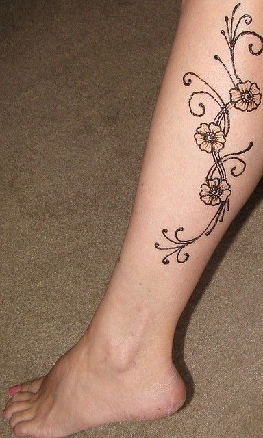 simple Calf Henna, Henna Tattoo Foot, Simple Henna Patterns, Leg Henna Designs, Leg Henna, Foot Henna, Simple Henna Tattoo, Beginner Henna Designs, Tattoo Henna