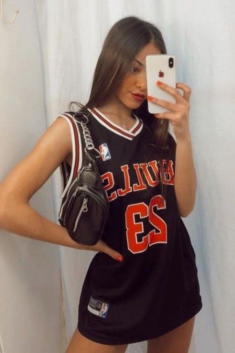 Nba Jersey Outfit, Basketball Game Outfit Women, Basketball Jersey Outfit, Sporty Casual Outfits, Cute Outfits To Wear, Basketball Game Outfit, Jersey Fashion, Nba Outfit, Vintage Clothing Boutique