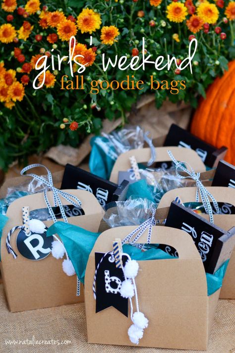 fall goodie bags + fall candy mix recipe - great for Thanksgiving guests Las Vegas, Fall Goodie Bags, Girls Getaway Weekend Gifts, Girls Weekend Gifts Bags, Girls Trip Gifts Bags, Recipe Gifts, Hen Ideas, Trip Quotes, Trip Pictures