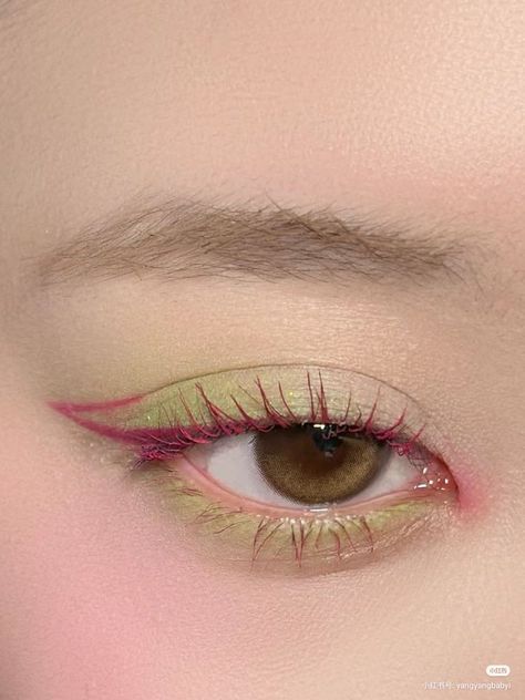 Colorful Soft Makeup, Fun Eye Makeup Ideas, Pink Green Makeup, Mute Summer Makeup, Green And Pink Makeup, Graphic Eyeshadow, Stella Makeup, Creative Eyeshadow, Concert Makeup