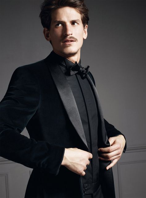 Jarrod Scott for Smalto Autumn Winter 2013 All Black Tuxedo, Jarrod Scott, Black Velvet Suit, Spring Skirt Outfits, Mens Formalwear, Blazer Outfits Men, Black Suit Wedding, Gentlemen's Club, Black Velvet Blazer