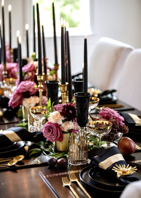 Black Tablescape, Dinner Party Table Settings, Tafel Decor, Dinner Party Table, Party Table Settings, Dinner Table Decor, Beautiful Table Settings, Birthday Dinners, Party Table