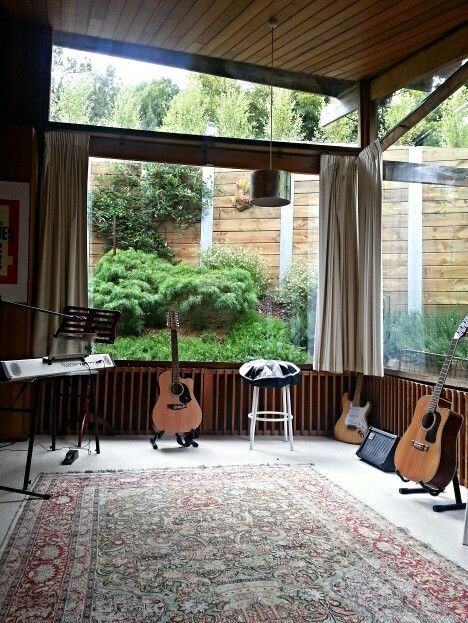 Music Venue Green Room, Outdoor Music Studio, Musician House Design, Garden Music Studio, In Home Studio Music, Music Rooms Ideas, Green Music Room, Art And Music Room, Music Room In House