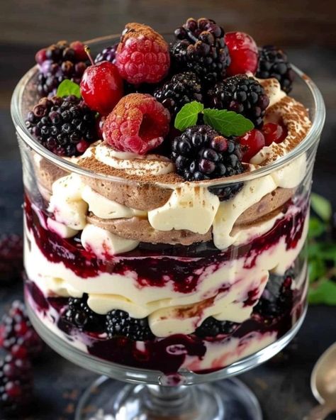 Berry Tiramisu Trifle Essen, Berries And Chocolate, Berry Tiramisu, Tiramisu Trifle, Light Dessert, Berry Trifle, Trifle Dish, Raspberry Recipes, Trifle Recipe