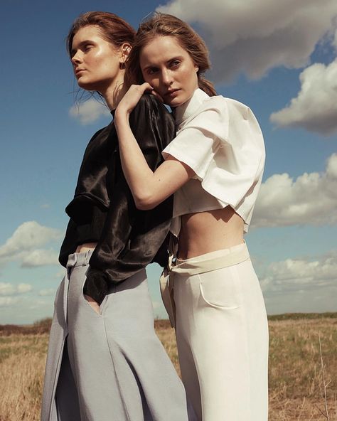 Artstél on Instagram: “Klara & Georgia by @jackgrayson for @revsmag Styling @hanstylist Beauty @amywrightmakeup” Poses For Friends, Mode Poses, 숲 사진, Model Ootd, Girls Sister, Fashion Photography Inspiration, Poses References, Trik Fotografi, Art Travel