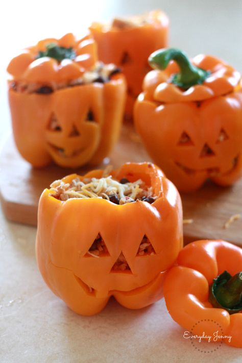 SHREDDED CHICKEN & RICE STUFFED PEPPERS (HALLOWEEN STYLE) | EVERYDAY JENNY Savory Halloween Food, Halloween Party Food Ideas, Healthy Halloween Food, Halloween Party Food, Carved Pumpkins, Spooky Food, Halloween Fest, Easy Halloween Food, Party Food Ideas