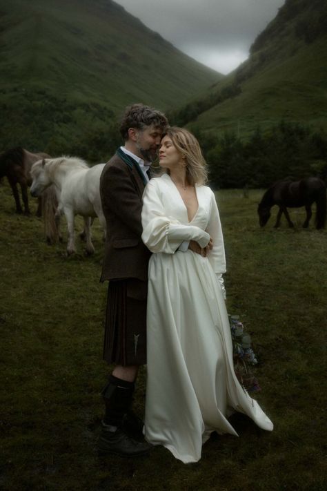 How To Elope In Scotland - Ultimate 2024 Elopement Guide Elopement In Ireland, Edinburgh Scotland Elopement, Scotland Destination Wedding, Ireland Elopement Photography, Elope Scotland, Irish Elopement, Scotland Photos, Ireland Elopement, Elopement Guide