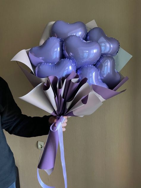 Valentines Bouquet Ideas, Valentine Gifts Aesthetic, Simple Balloon Bouquet, Bouquets For Men, Balloon Bouquet Ideas, Bouquet Balloons, Homecoming Freshman, Balloon Bouquet Diy, Diy Bouquet Wrap