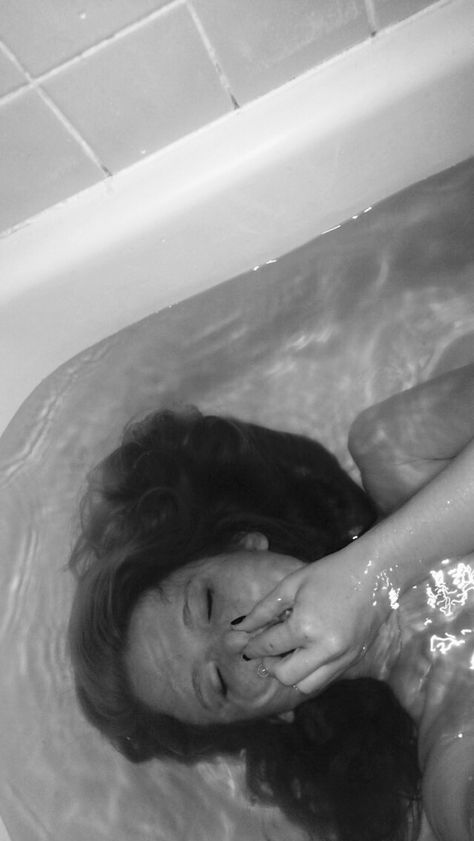 Tub Photography, Tub Photoshoot, Bathtub Aesthetic, Bathtub Photography, Water Girl, Bath Aesthetic, Photography Water, Bath Photography, Girl In Water