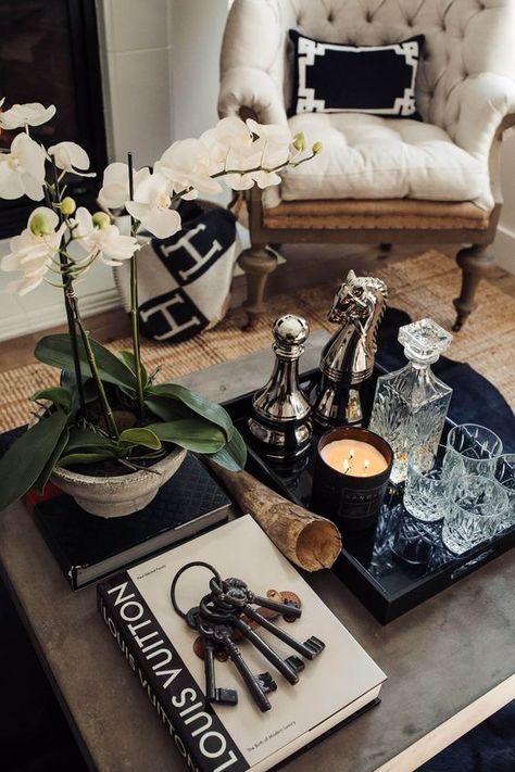 25+ Stylish Ways To Decorate Your Coffee Table | momooze.com Family Room Reveal, Coffee Table Decor Living Room, Coffee Table Books Decor, Books Decor, Mia Mia, Table Decor Living Room, Coffee Table Decor, Coffee Table Styling, Diy Coffee Table