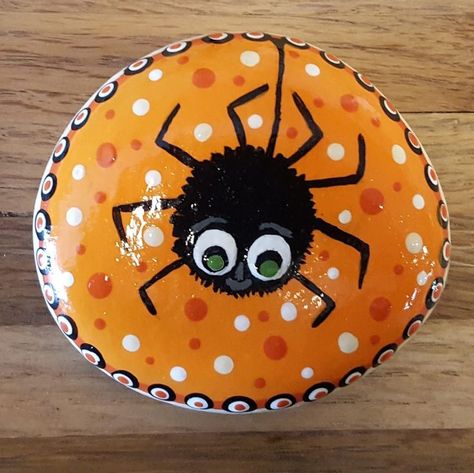 Easy Halloween Crafts For Kids, Halloween Crafts For Kids To Make, Painted Rock Ideas, Diy Rock Art, Paint Rocks, Painted Rock Animals, Halloween Rocks, Painted Rocks Kids, Easy Halloween Crafts