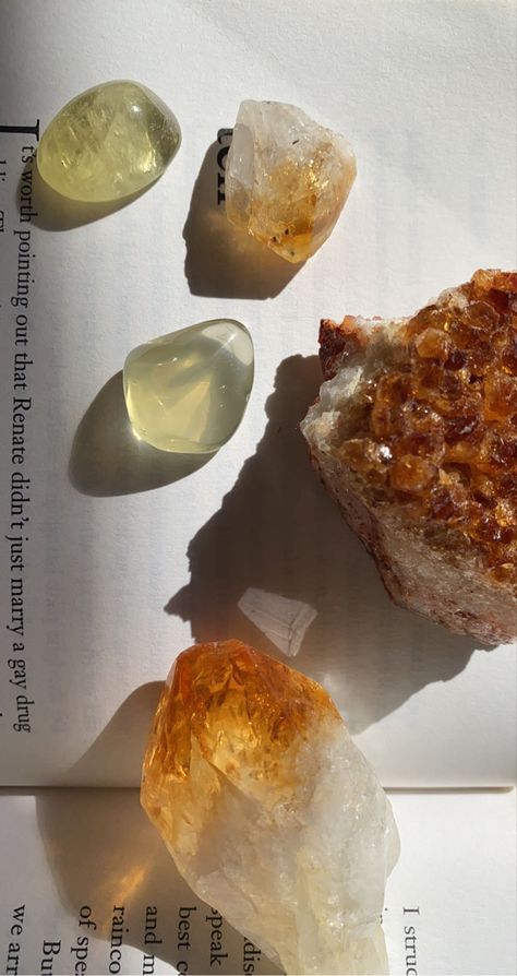 Gemstones Aesthetic, Crystals Book, Orange Citrine, Crystal Room, Crystal Vibes, Crystal Aesthetic, Orange Crystals, Pretty Rocks, Healthy Energy