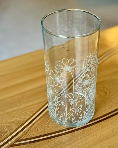 Results of my first laser engraving on glass. Simple vase with wildflowers wrapped al the way around. Fun little project and the results are great. Laser Glass Engraving, Glass Engraving Ideas, Simple Vase, Laser Crafts, Glass Engraving, Etched Designs, Painted Wine Glasses, Holiday Gift Guide, Glass Painting