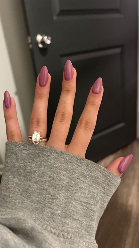 🍂 Nail Your Fall Look! 🍂 Get inspired with the top 25 nail colors for early fall 2024, featuring a beautiful mix of warm tones and earthy hues. From luxurious maroons and golden yellows to subtle taupes and forest greens, these colors will make your nails the highlight of your fall style. Whether you’re dressing up for a special occasion or keeping it casual, these trendy shades are perfect for any look. Save this pin for your next nail appointment and step into fall with a stunning manicure! 🌟💅 #FallNailTrends #2024NailColors #WarmTones #EarthyHues #NailInspo #AutumnBeauty Short Classy Nails, Old Money Nails, Taupe Nails, Sophisticated Nails, Colors For 2024, Money Nails, Natural Nails Manicure, Popular Nail Colors, Minimal Makeup Look