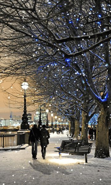 Follow the link to see more images of London at Christmas and in the snow. #photographychat #london #snow #travelphotography Winter Szenen, South Bank, Snow Scenes, River Thames, Winter Wonder, Winter Scenes, Winter Time, Two People, Belle Photo