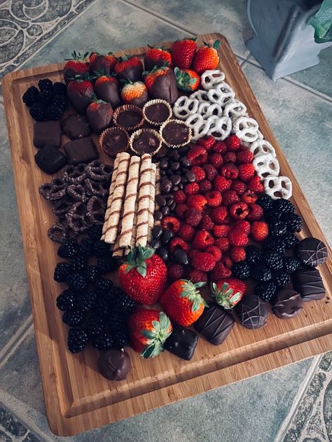 Chocolate Covered Board, Berry And Chocolate Charcuterie, Chocolate Fruit Charcuterie Board, Charcuterie Chocolate Board, Dark Chocolate Charcuterie Board, Berries And Chocolate Board, Chocolate And Berry Charcuterie Board, Chocolate Strawberry Charcuterie Board, Board Party Ideas Valentines