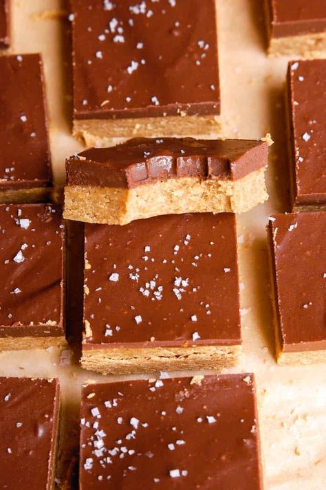 These no-bake chocolate peanut butter bars are a super easy and healthy dessert made from four gluten-free and vegan simple ingredients like peanut butter, oatmeal, maple syrup, and chocolate chips. They taste like a Reese's peanut butter cup but made healthier! #food #dessert #chocolate #peanutbutter #glutenfree #vegan Erin Lives Whole, Vegan Simple, Chocolate Peanut Butter Bars, Peanut Butter Squares, Peanut Butter Bars Recipe, Peanut Butter Cup Cheesecake, Chocolate Peanut Butter Recipes, Chocolate Peanutbutter, Peanut Butter Banana Bread