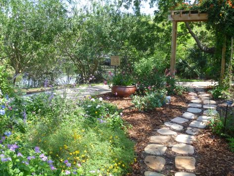 Cottage Backyard, Florida Cottage, Florida Landscaping, Southern Garden, Cottage Garden Plants, Fine Gardening, Garden Architecture, Backyard Inspiration, Garden Pathway