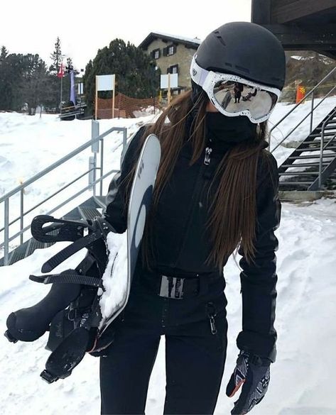 Black Ski Suit Outfit, Ski Aesthetic Outfits, Skiing Fits, Iphone In Hand, Winter Ski Fashion, Mode Au Ski, Wander Outfit, Blank Image, Ski Fits