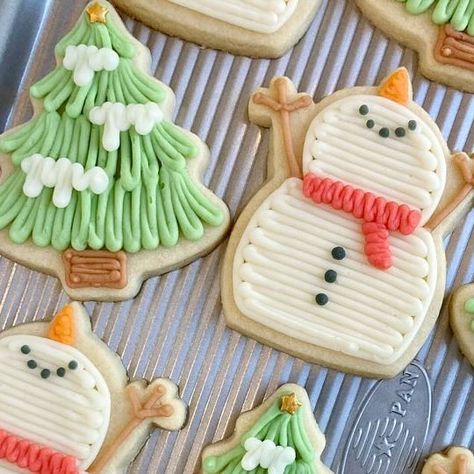 Jessi | Ms Whisk on Instagram: "It’s not looking to be a white Christmas in Ohio this year. A reshare of these Whisk snowmen may be as close as we get to snowmen this December. ⛄️💚 • • #buttercreamsugarcookies #buttercreamcookies #cookiesofinstagram #instacookies #sugarcookies #buttercream #decoratedsugarcookies #buttercreamcookiers #instabaker #inspiredbybuttercream #ohiosmallbusiness #christmascookies #santacookies #snowmancookies" Christmas Cookie Frosting, Christmas Sugar Cookies Decorated, Buttercream Decorating, Cute Christmas Cookies, December 4th, Festive Cookies, Sugar Cookie Frosting, Christmas Tree Cookies, Sugar Cookie Designs