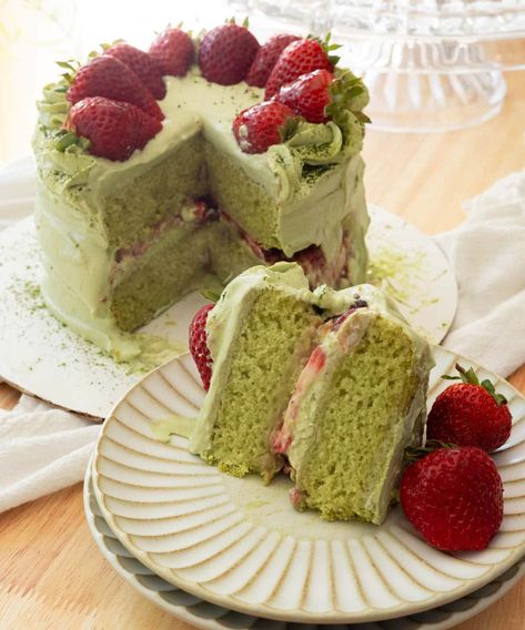 Strawberry Matcha Cake w/ Matcha Whipped Cream Frosting Matcha Blueberry Cake, Macha Cake Recipe, Matcha And Strawberry Cake, Green Strawberry Cake, Strawberry Matcha Cupcakes, Matcha Wedding Cake, Vegan Matcha Cake, Matcha Sponge Cake, Matcha Chiffon Cake