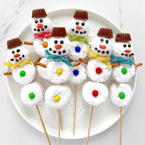 Donut Snowman, Snowman Donuts, Christmas Food Crafts, Snowman Treats, Holiday Treats Christmas, Snowman Party, Christmas Donuts, Snowman Cake, Edible Crafts