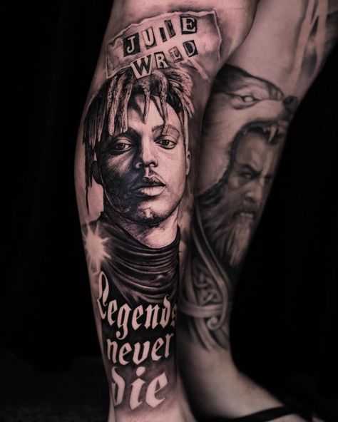 Juice World Tattoo Design, Leg Portrait Tattoo, Rappers Tattoos, Chicano Sleeve, Leg Quote Tattoo, Juice Wrld Tattoos, Hiphop Tattoo, Rapper Tattoos, Rap Tattoo