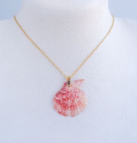 ༄ This 𝗣𝗶𝗻𝗸 𝗦𝗰𝗮𝗹𝗹𝗼𝗽 𝗦𝗵𝗲𝗹𝗹 necklace is more than just jewelry; it’s a wearable reminder of the ocean’s wonders.🐚🩷🌊 The gold necklace is adorned with a beautiful pink colored 𝗩𝗮𝗿𝗶𝗲𝗴𝗮𝘁𝗲𝗱 𝗦𝗰𝗮𝗹𝗹𝗼𝗽 𝗦𝗵𝗲𝗹𝗹, found by me on the beach of Algarve, Portugal. The unique pattern and pink hues of this 𝗩𝗮𝗿𝗶𝗲𝗴𝗮𝘁𝗲𝗱 𝗦𝗰𝗮𝗹𝗹𝗼𝗽 𝗦𝗵𝗲𝗹𝗹 show to the rich coastal colors found along coastline of Portugal. 🐚 Variegated Scallop Shell || Mimachlamys varia ▼ Stainless Steel ▼ Length: 45 cm with extend option to 50 cm. ... Obx Dr, Coastal Colors, Scallop Shell, Seashell Art, Seashell Necklace, Algarve Portugal, Scallop Shells, Shell Necklace, Pendant Rings