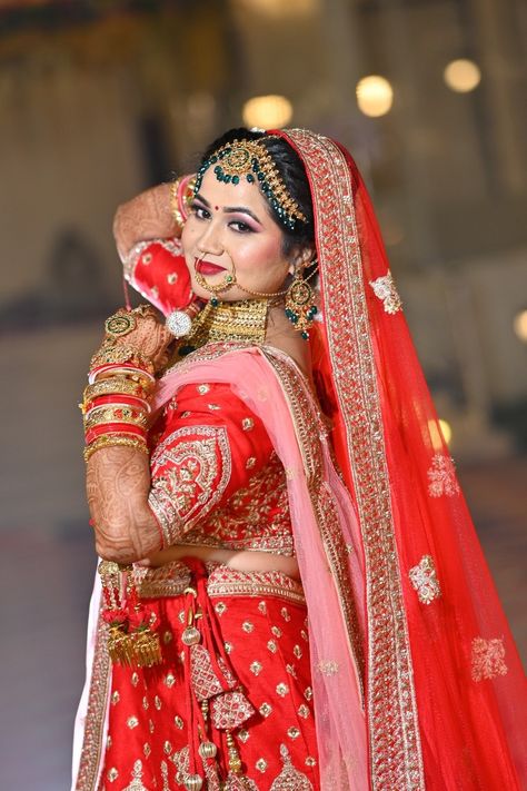 Bride Single Poses, Ladki Photo, Indian Dulhan, Wedding Outfits Indian, Single Poses, Marriage Images, Poses Outdoor, Indian Bride Poses, Indian Bride Photography Poses