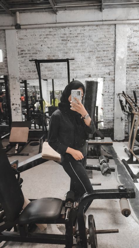 Gym Mirror Selfie Female, Gym Selfie Female, Gym Mirror Selfie, Hijabi Styles, Gym Mirror, Gym Pictures, Hijabi Style, Gym Selfie, Turbans