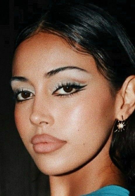 90s Editorial Makeup, 2000s Makeup Looks, Eyeliner Inspo, 90s Latina, Fire Makeup, 90s Makeup Look, Maquillage On Fleek, Y2k Makeup, Brat Summer