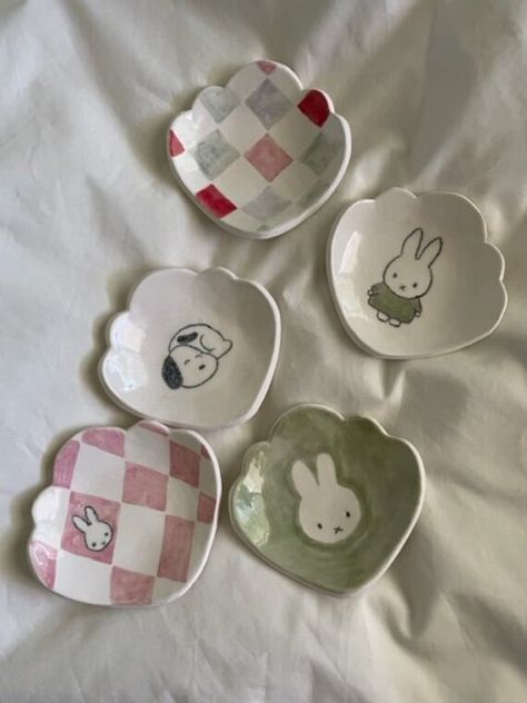 High Relief Ceramics, Ceramics Cute Ideas, Pottery Painting Ideas Trinket Dish, Cute Clay Designs, Cute Room Items, Craft Aesthetic Ideas, Ceramic Things To Make, Ceramics Jewelry Dish, Cute Bowl Designs