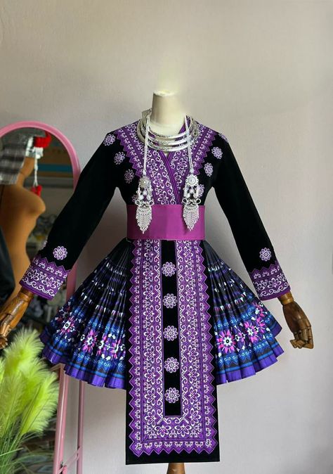 Hmong Couple Outfit, Traditional Lao Clothing, Hmong Clothes Traditional, Hmong Dress, Hmong Outfit, Hmong Wedding, Laos Clothing, Thai Dresses, Outfit Traditional