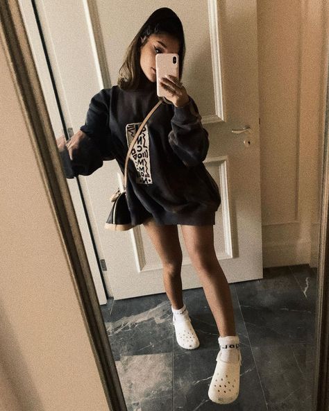 Outfits To Wear With Crocs, How To Wear Crocs, New Trendy Hairstyles, Instagram Eyebrows, Ariana Grande Lockscreen, Styling Crocs, Ariana Grande Outfits, Ariana Grande Pictures, High Waisted Trousers