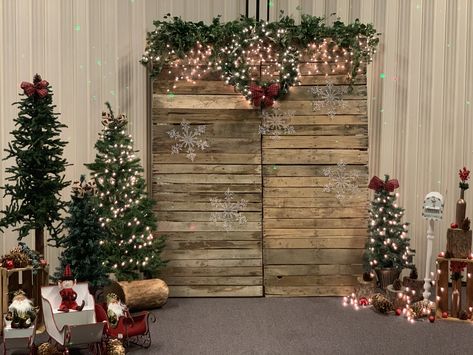 Simple Christmas Backdrops For Photos, Santa Photo Backdrop Ideas, Rustic Christmas Backdrop, Christmas Photobooth, Christmas Stage Decorations, Woodland Decorations, Pallet Backdrop, Christmas Party Backdrop, Christmas Tree And Fireplace