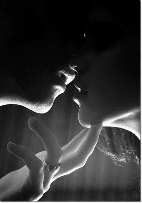 soft kiss Kiss Poem, Dating Relationship Advice, Black And White Couples, Dark Love, Lorde, White Aesthetic, Draco Malfoy, Kiss Me, White Photography