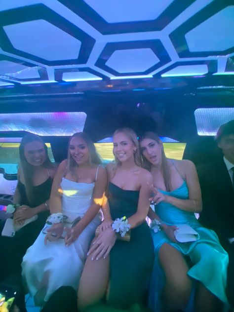 Limo Pics With Friends, Prom Limo Pictures, Party Limo, Formal Pics, Prom Limo, Dream Friend Group, Limo Ride, Prom Poses, Jr Prom