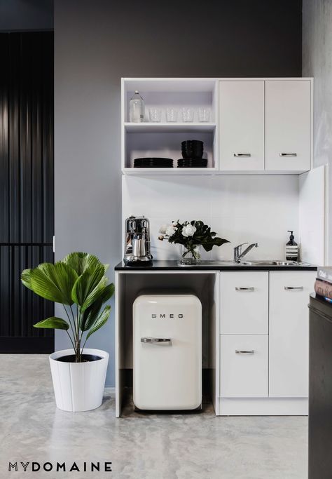 Para a un lado del baño Office Kitchenette, Kitchenette Ideas, Mini Kitchen, Tiny Kitchen, Minimalist Kitchen, Office Interior Design, Minimalist Decor, Luxurious Bedrooms, Minimalist Home